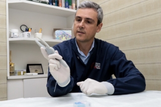 Dentista cria passador de fio dental para pessoas com deficiência