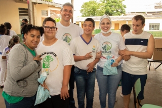 Dentistas visitam alunos da Apae em Cuiabá e entregam kits de higiene bucal e testam aparelho passador de fio dental